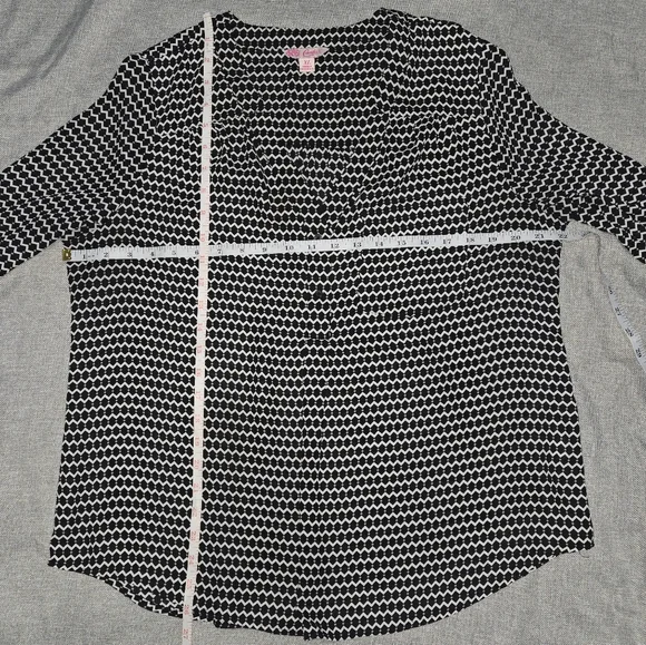 Candie's Blouse Black White Zigzag Diamond Pattern V-Neck Long Sleeve - Picture 4 of 7